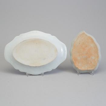 A blue and white leaf-shaped serving dish and a servingdish, Qing dynasty, Qianlong (1736-95).