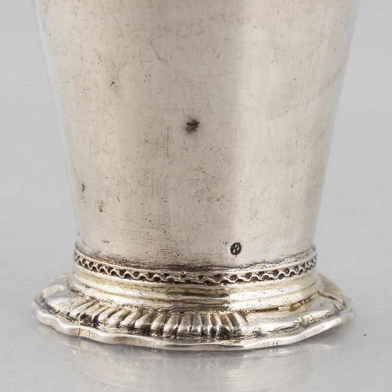 Bägare, silver, Sverige 1700-tal, med kastmynt från Adolf Fredriks kröning.