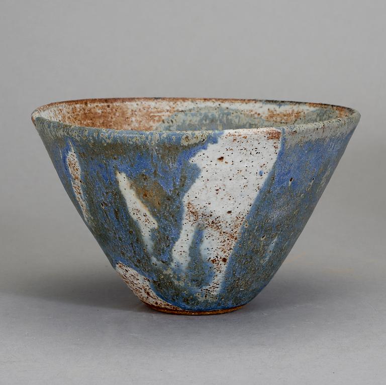 SKÅL, stengods, signerad i godset, Vivi Calissendorff. 1900-talets andra hälft.