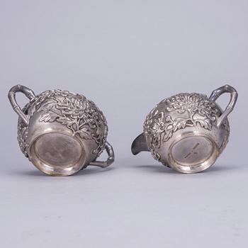 SOCKERSKÅL och GRÄDDSNÄCKA, silver, stämplade Luen Wo Shanghai. Ca 1900. Vikt 526 g.