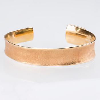 ARMRING, 18K guld, Elon Arenhill, Malmö, 1998. Vikt ca 23 g.