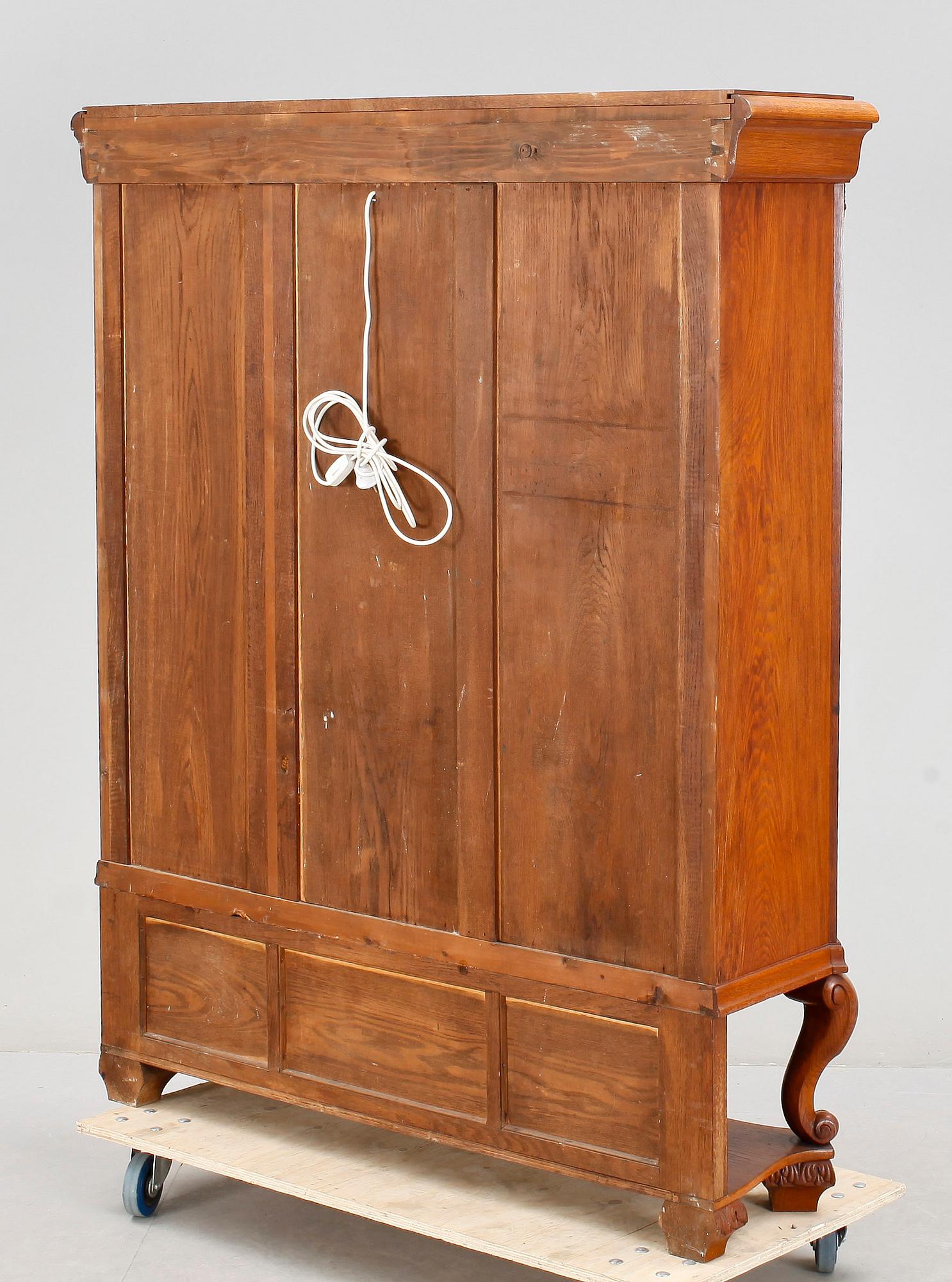 VITRINSKÅP, barockstil, 1900-talets första hälft.