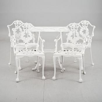 TRÄDGÅRDSGRUPP, 5 delar.  Chippendale-stil. 1900-talets andra hälft.