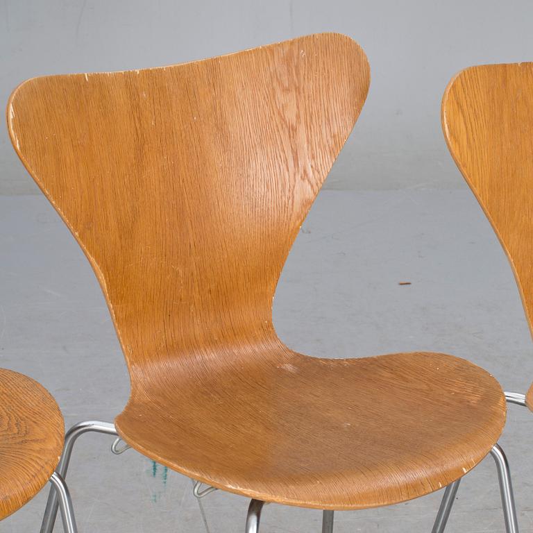 STOLAR, 3 st, "Sjuan", Arne Jacobsen, Fritz Hansen, bär årtal 1967-1970.