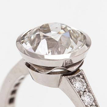 Sormus, 18K valkokultaa, vanha hiontainen timantti noin 2.96 ct sekä briljanttihiottuja timantteja.