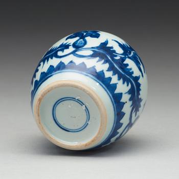 A blue and white jar, Qing dynasty, Kangxi (1662-1722).