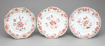 TALLRIKAR, 12 st snarlika, porslin, Qingdynastin Qianlong (1736-95).