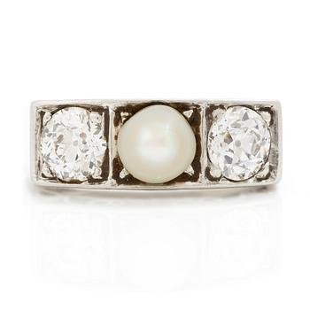 485. Ring 18K vitguld med en odlad pärla och gammalslipade diamanter.