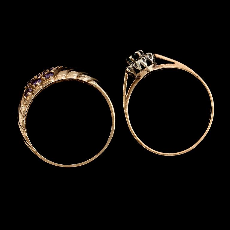 RINGAR, 2 st, 9 k guld med ametister, smaragd samt små diamanter. Total vikt ca 5 gram.