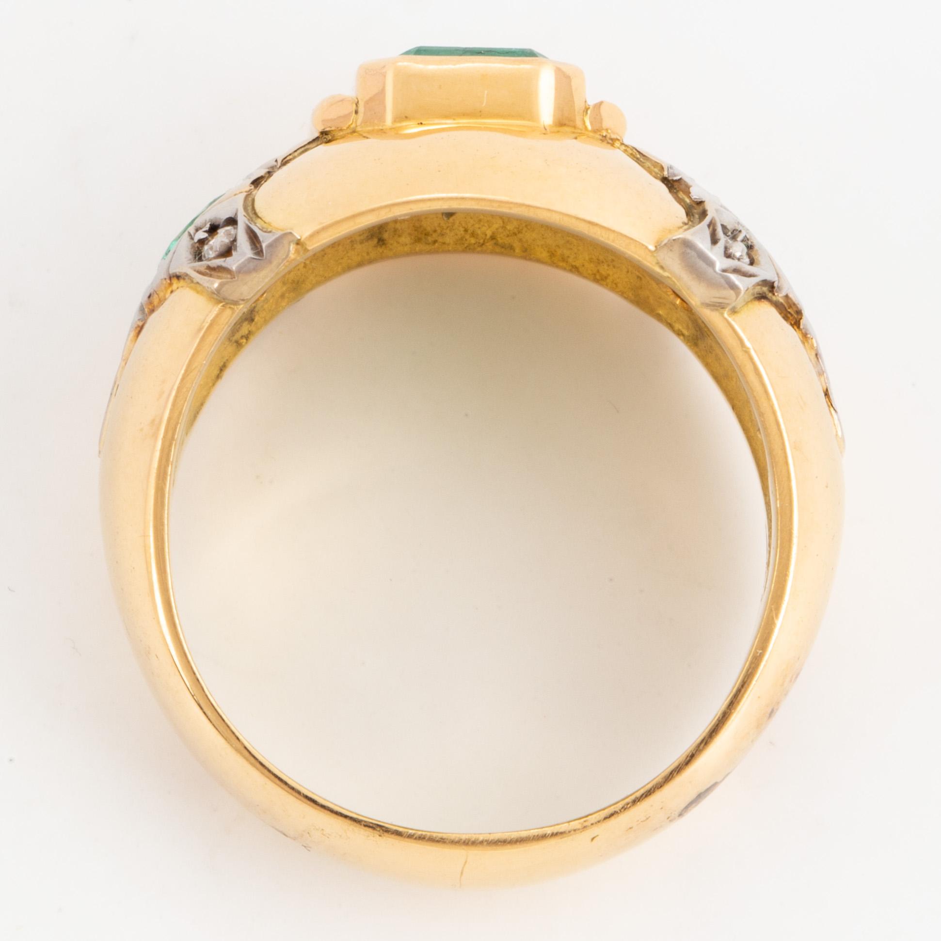 RING, med smaragder samt diamanter.