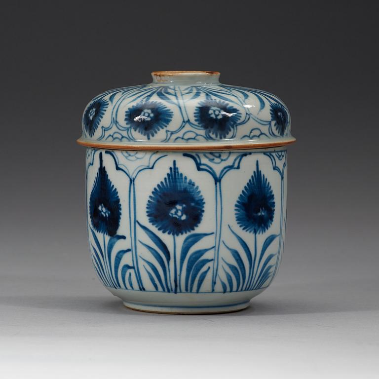 A blue and white box with cover, Qing dynasty, Kangxi (1662-1722).