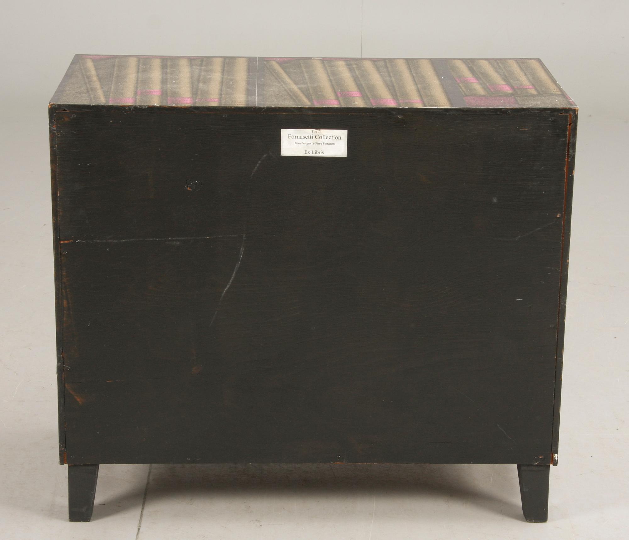 BYRÅ, med Fornasettitapet, 1900-tal, etikettmärkt.