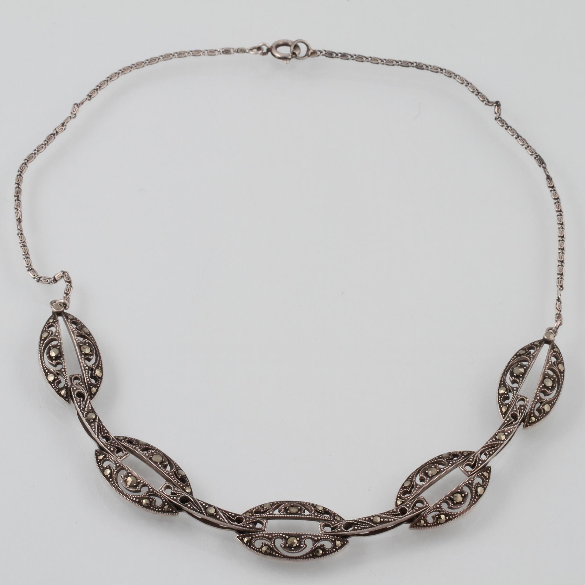 COLLIER, silver samt markasiter, imporstämplat. Vikt 18,3 gram.