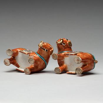 A pair of Canton candle sticks in the shape of elephants, Qing dynasty, 19th century.