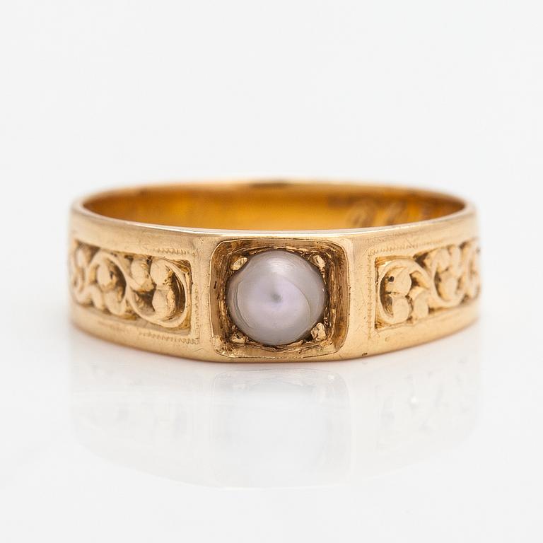 Otto Roland Mellin, An 18K gold ring with a cultured pearl. Helsinki 1885.