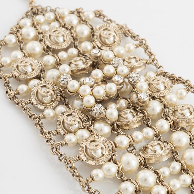 Chanel, A pearl and strass CC bracelet, 2020.