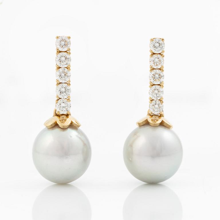 Earrings in 18K gold with cultured Akoya pearls and round brilliant-cut diamonds.