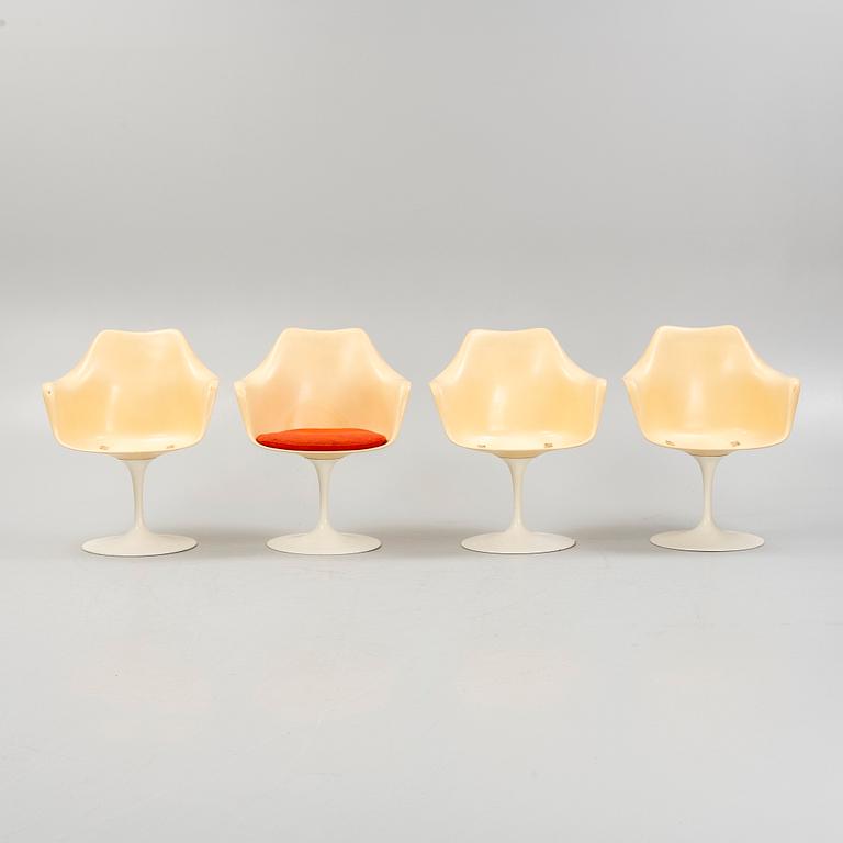 Eero Saarinen, fyra stolar, "Tulip", Knoll International, samt ett bord.