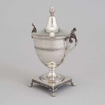 A SILVER SUGAR BOWL AND COVER, first half of the 20th century.