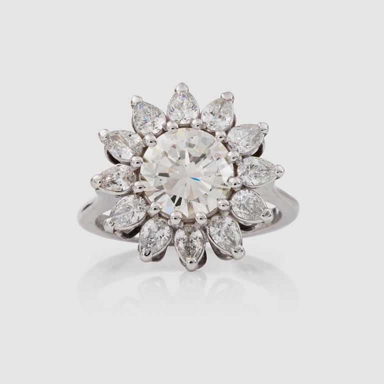 RING med en ca 2.27 ct briljantslipad diamant samt droppformade diamanter totalt ca 1.20 ct.