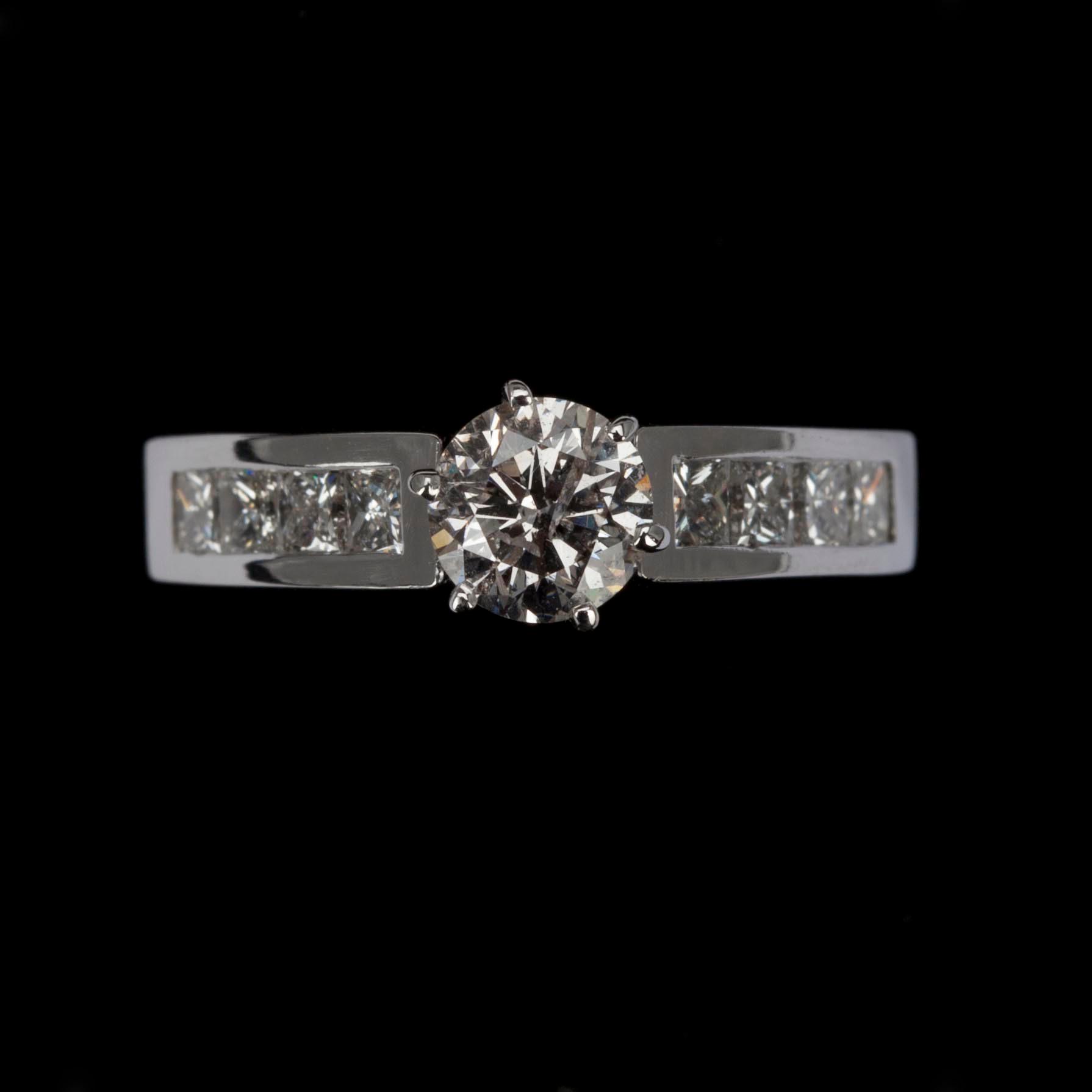 RINGAR, 2 st, vitguld 14K, briljantslipad mittsten 0,61 ct, små diamanterer tot. 1,40 ct. Vikt tot. 8,9 g.