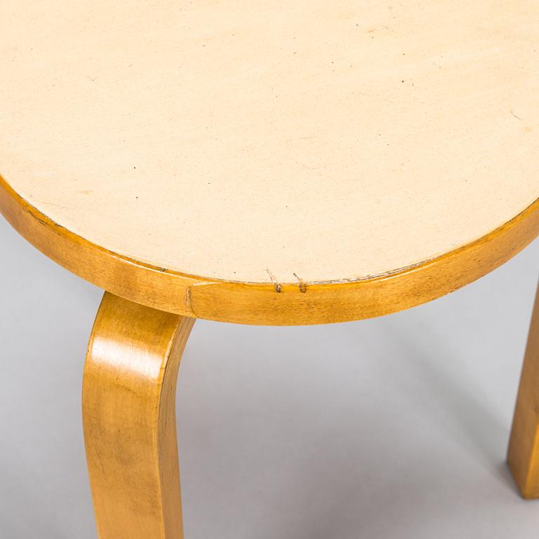 Alvar Aalto, pöytä, malli 82 ja jakkaroita, 6 kpl, malli 66, O.Y. Huonekalu-ja Rakennustyötehdas A.B. 1950-luku.
