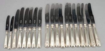 KNIVAR, 37 st, 813 resp 830/1000 silver, bl a. modellen Mussla, Helsingfors/Tavastehus . Tot inkl stålblad ca 2800gr.
