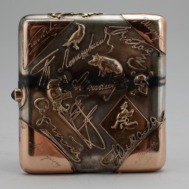 CIGARETTETUI, silver med detaljer av guld, Moskva, sekelskifte 1800/1900. Total vikt ca 232 g.