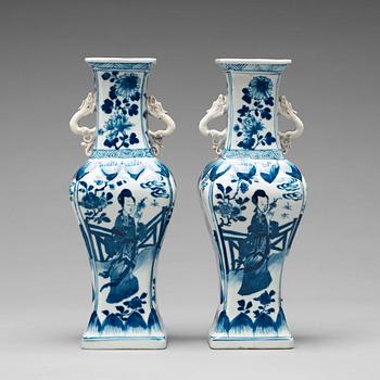 922. A pair of blue and white vases, Qing dynasty, Kangxi (1662-1722).