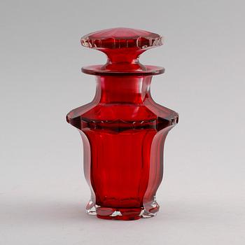 KARAFF med propp, rött glas, Böhmen, 1900-talets första hälft.