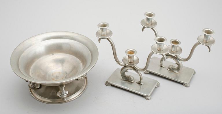 SKÅL SAMT KANDELABRAR, 1 par, tenn, 1930-tal.