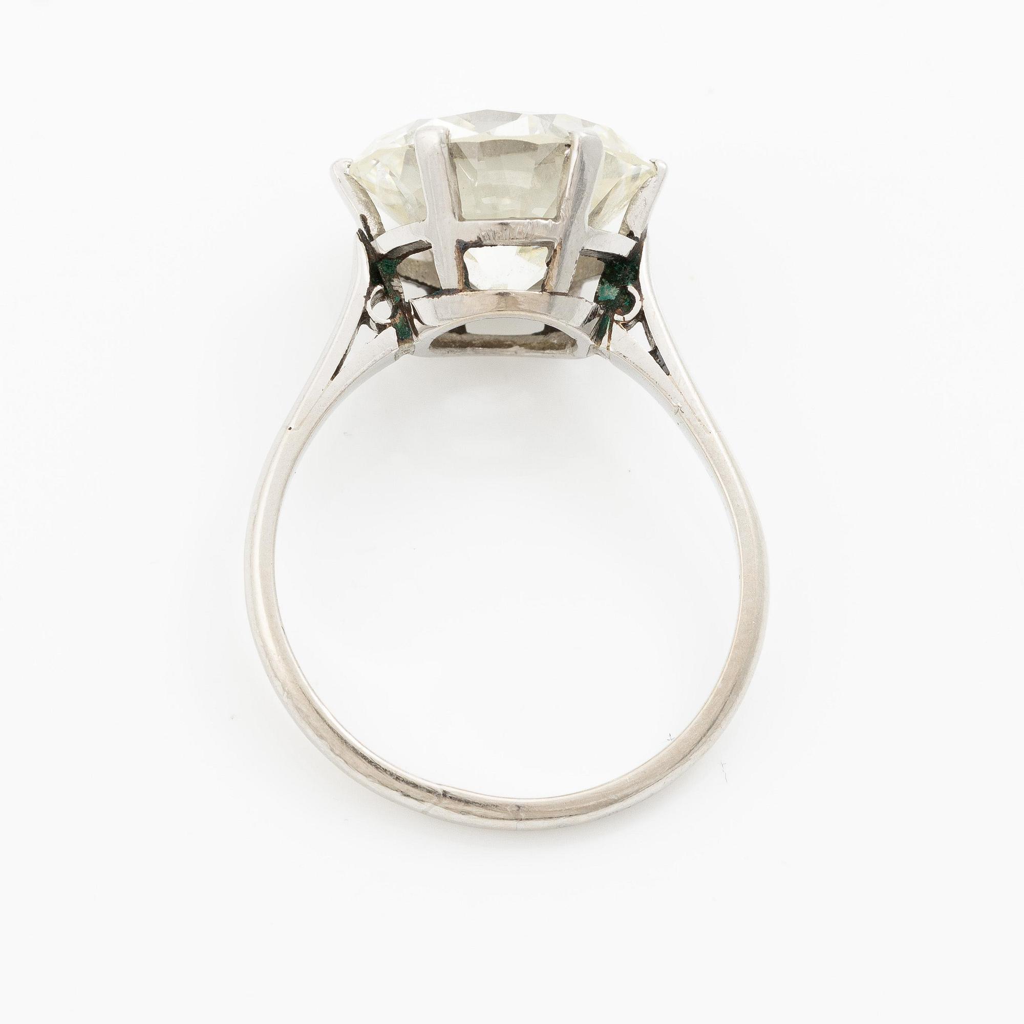 Ring med en rund briljantslipad diamant ca 6.07 ct.