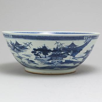 A large blue and white riverscape punchbowl, Qingdynasty, 19th century.