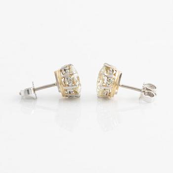 A pair of old brilliant cut diamond earrings ca 2.40 ct och ca 2.70 ct.