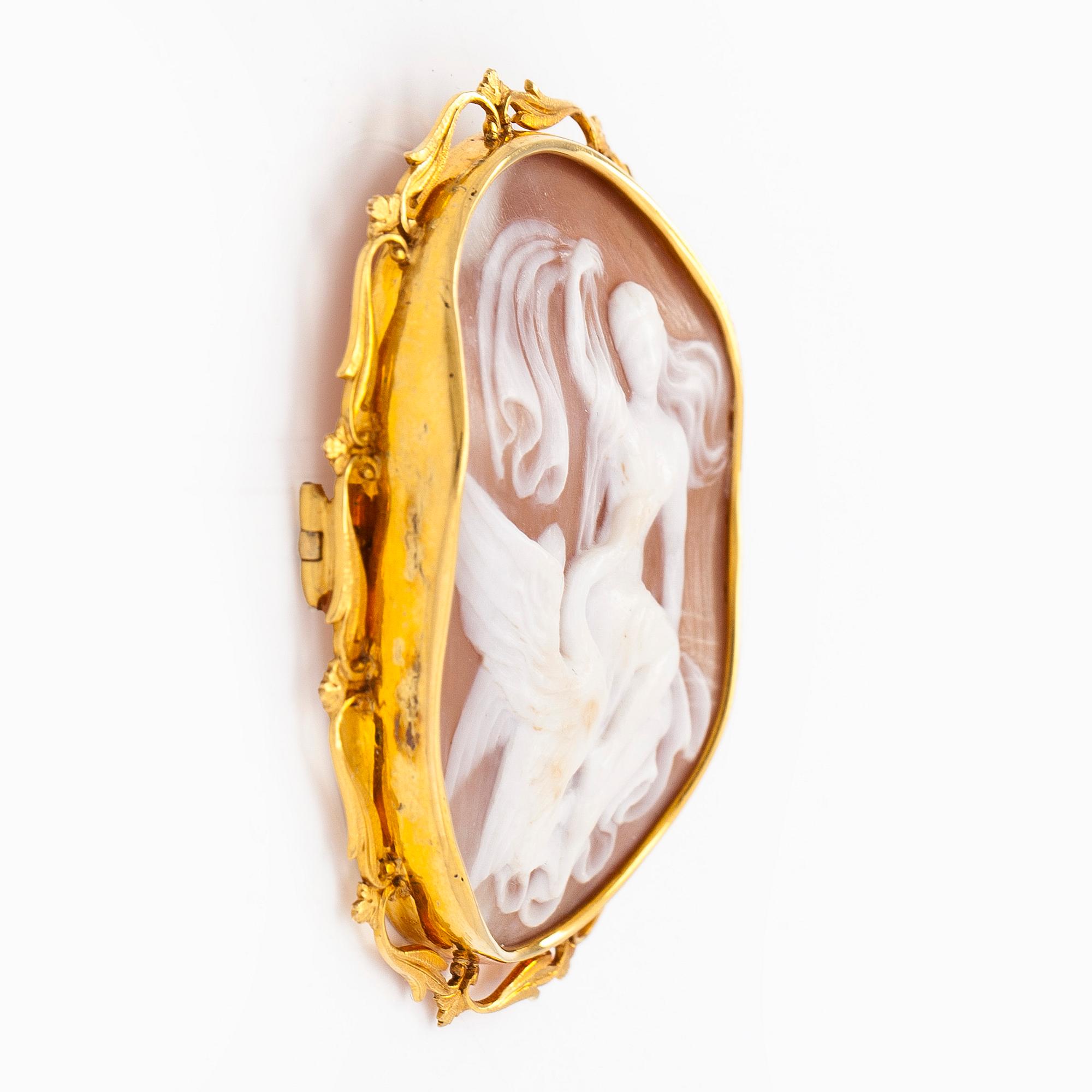 Brosch, 18K guld, med snäckskalscamé, A. Tillander Helsingfors 1948.