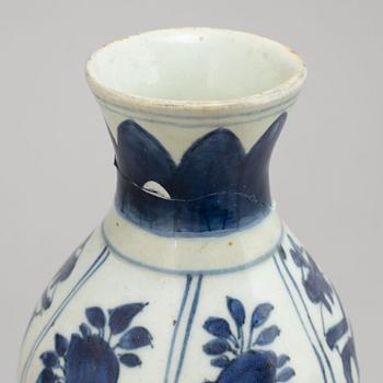 A blue and white kalebass shaped vase, Ming dynasty (1368-1644).