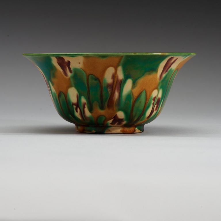 An egg and spinach bowl, Qing dynasty.