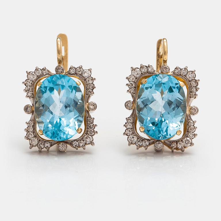 A pair of 18K gold earrings with topazes and diamonds ca. 0.74 ct in total.