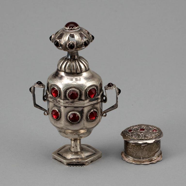 LUKTDOSOR, 2 st silver, sannolikt Danmark, 1700/1800-tal. Vikt 87 gram.