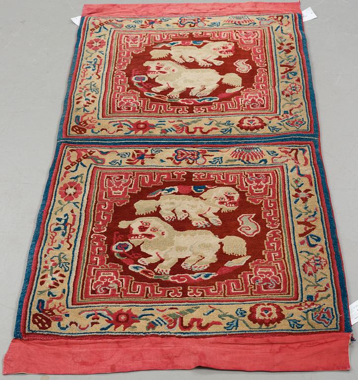 A MEDITATION RUG, an antique/a semi-antique Tibetan, ca 150,5 x 81 cm (as well as 10 cm flat weave at the ends).