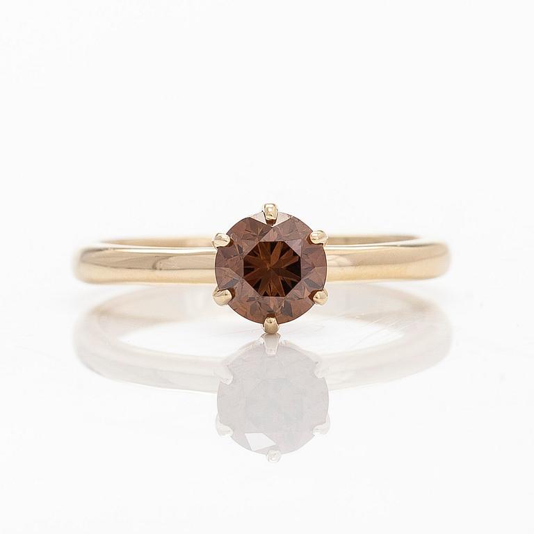 A 14K gold ring set with a brilliant-cut brown diamond. With IGI-report.