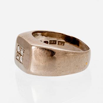 An 18K white gold ring with round brilliant cut diamonds.