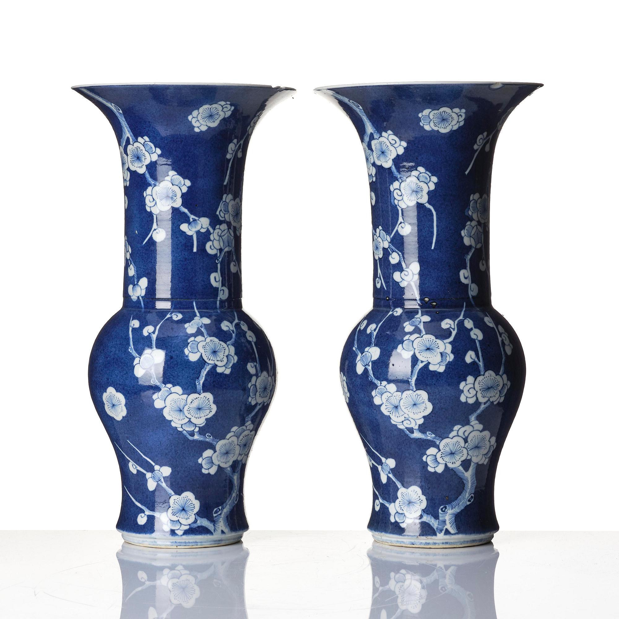 A pair of blue and white 'yen yen' vases, Qing dynasty, 19th century.