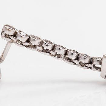 A pair of 18K whitegold earrings with princess-  and brilliantcut diamonds approx 1.26 ct in total.