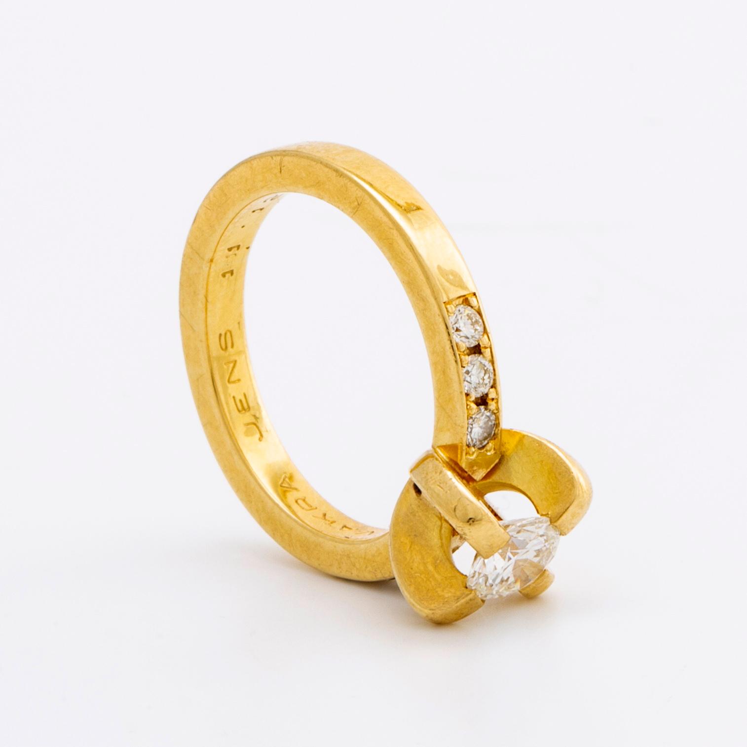 RING 18K guld m 1 briljant ca 0,50 ct ca H-I VS och 6 mindre briljanter ca 0,15 ct totalt.