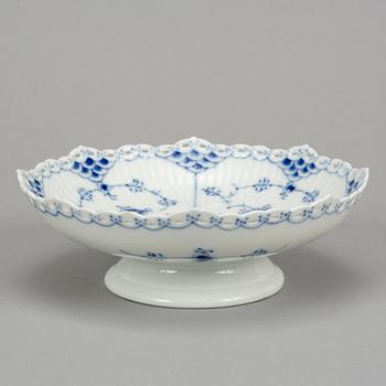 Royal Copenhagen, servisdelar, 14 delar, porslin. "Musselmalet", Danmark.