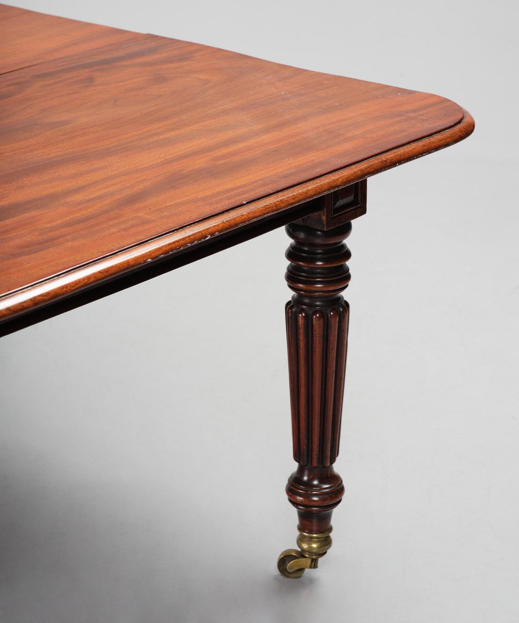 A Regency mahogany dining table, first part 19th century.