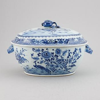 A blue and white tureen with cover, Qing dynasty, Qianlong (1736-95).