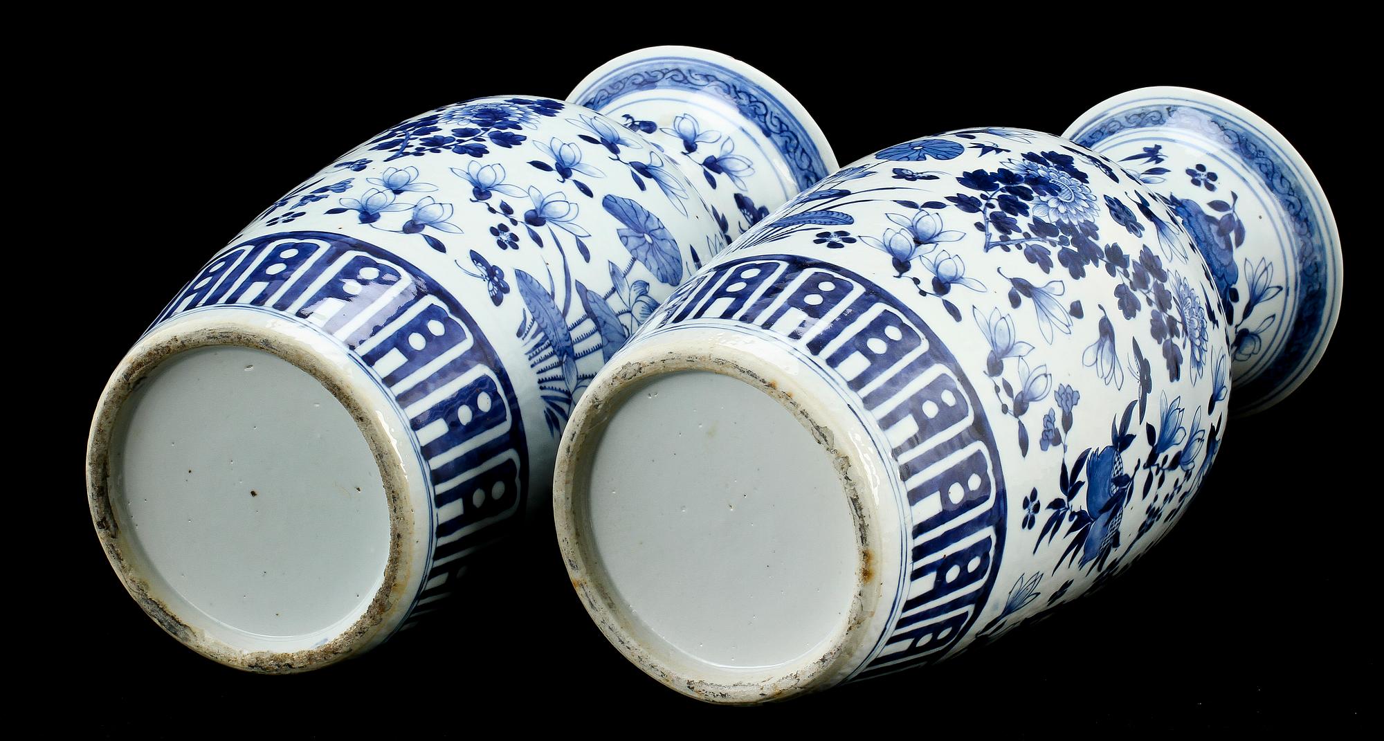 GOLVURNOR, ett par, porslin, Kina, 1800-tal.