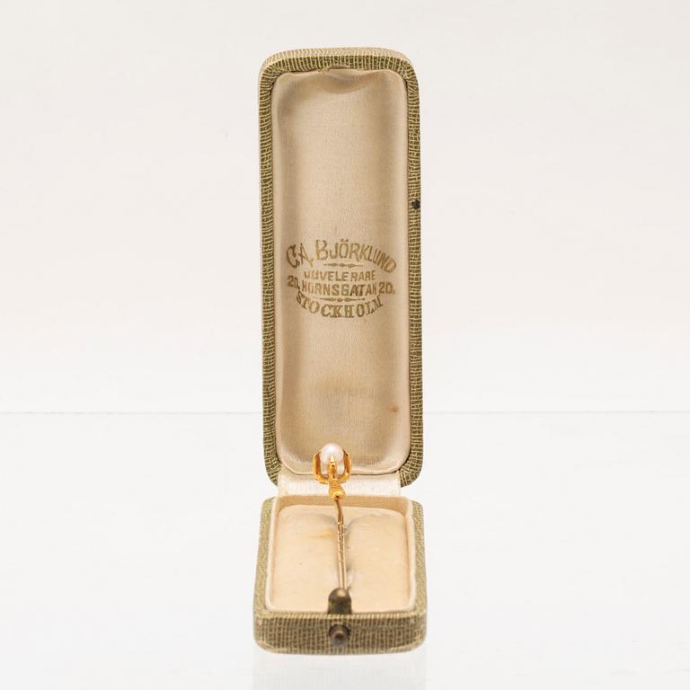 Tie pin 18K gold with cultured pearl by CA Björklund Stockholm 1913.